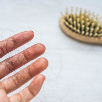 Rambut Rontok Setelah Melahirkan: Normal atau Tanda Sesuatu?
