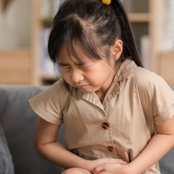 6 Pertolongan Pertama Saat Anak Sakit Perut, Ibu Wajib Tahu!