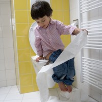 2 Cara Mudah Ajarkan Si Kecil Menggunakan Toilet