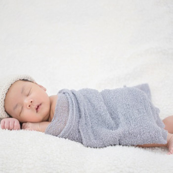 Tips Agar Bayi Tidak Terjatuh dari Tempat Tidur