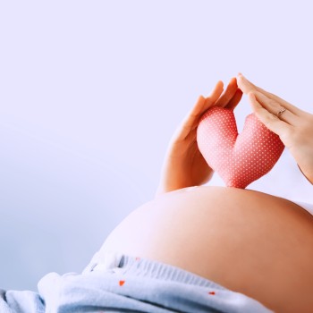Redakan Rasa Sakit dan Tenangkan Anak dengan Sentuhan Ibu