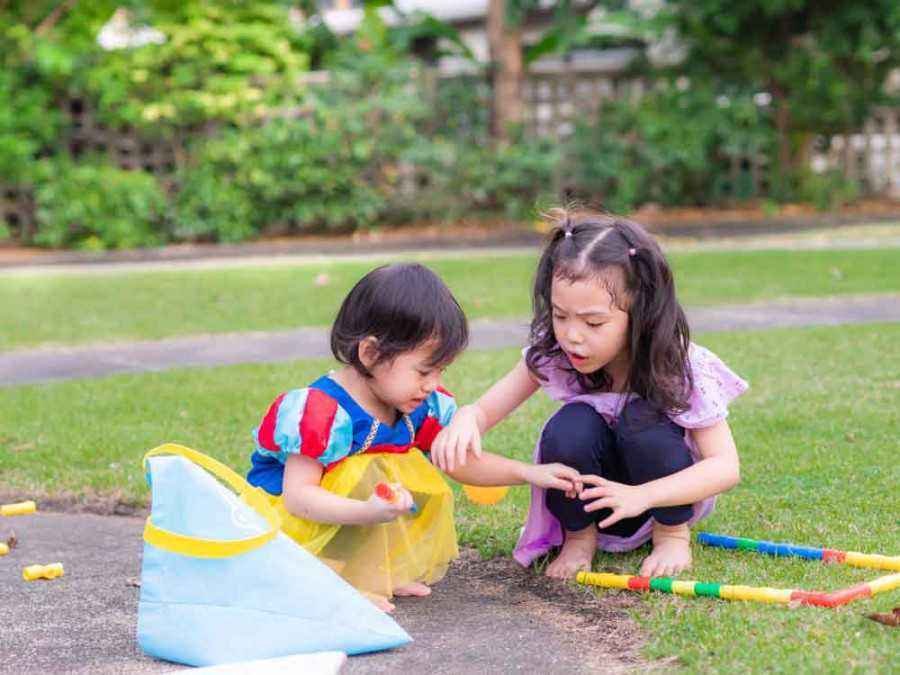 5 Cara Mengatasi Kebiasaan Rebutan Mainan pada Anak