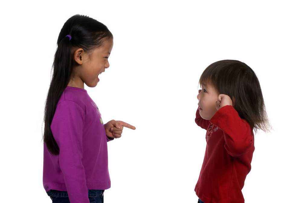 Tips Mengajari Anak yang Tidak Akur dengan Saudaranya