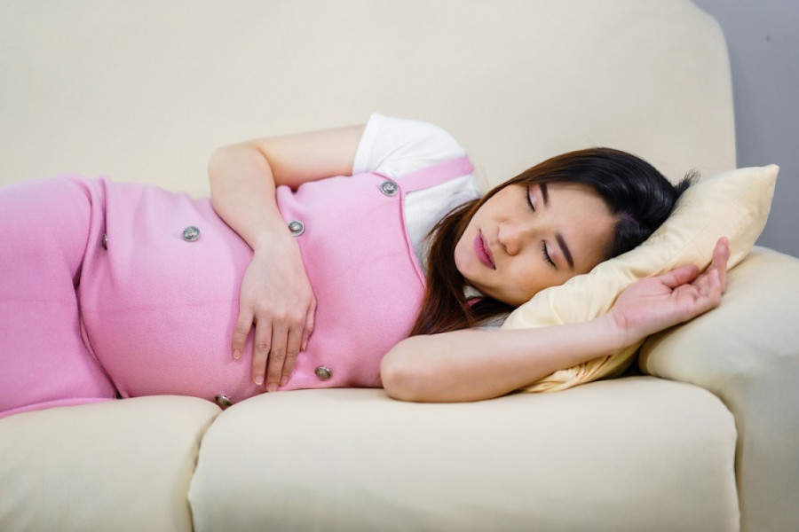 7 Posisi Tidur Ibu Hamil untuk Cegah Sungsang